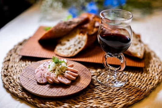 夏のテーブルに冷たい赤ワイン🍷🌿 Chilled Red for Summer